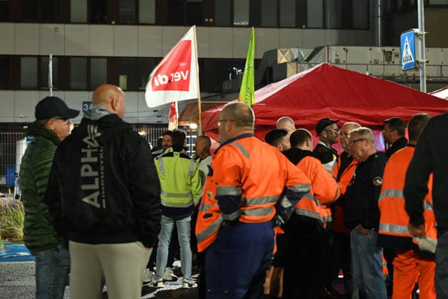 Ein 24-stündiger Warnstreik hat in der Nacht zum Dienstag weite Teile des Hamburger Hafens und der niedersächsischen Seehäfen unter anderem in Emden lahmgelegt. Ver.di hatte zum Ausstand aufgerufen, nachdem die Beschäftigten das Arbeitgeberangebot mehrheitlich abgelehnt hatten. Der ZDS bietet 5,1 Prozent mehr Entgelt bei 19 Monaten Laufzeit, ver.di fordert 8,2 Prozent bei zwölf Monaten. Bundesweit betrifft der Tarifvertrag rund 11.000 Beschäftigte; auch an weiteren Hafenstandorten wurde gestreikt. Viele Streikende bewerten vor allem die lange Laufzeit als zu unsicher und nicht ausreichend planungssicher. Die Bilder sind von 23 Uhr dem Beginn der Nachtschicht im HHLA-Terminal Burchardkai. Hamburg, der 18.08.2026 Verdi ruft 11.000 Besch