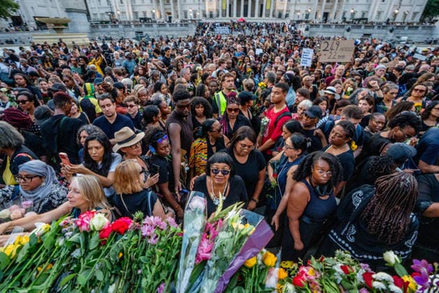 Professor Jason Arday Vigil in London, UK - 17 Aug 2026 Labour MP, Dianne Abbot lays flowers at the base of Nelson s Column as thousands of Londoners hold a vigil in Trafalgar Square in honour of Professor Jason Arday following his recent death. The mourners blamed the press for hounding the discredited Cambridge professor in a racist witch hunt which they claimed drove him to suicide. London United Kingdom Copyright: xLabxMox xSOPAxImagesx LabMO_JASON_ARDAY_Trafalgar_Square_Vigil_SOPA_10.jpeg