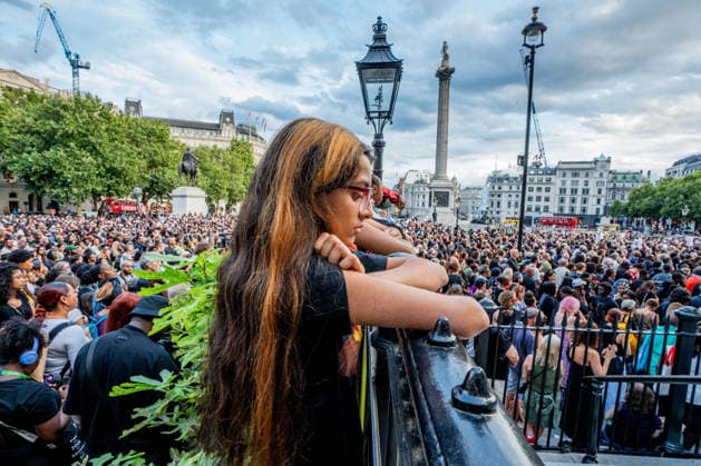 Professor Jason Arday Vigil in London, UK - 17 Aug 2026 Young women look down on Trafalgar Square as thousands of Londoners hold a vigil in honour of Professor Jason Arday following his recent death. The mourners blamed the press for hounding the discredited Cambridge professor in a racist witch hunt which they claimed drove him to suicide. London United Kingdom Copyright: xLabxMox xSOPAxImagesx LabMO_JASON_ARDAY_Trafalgar_Square_Vigil_SOPA_2.jpeg