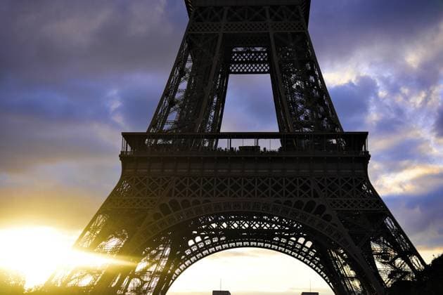 Tiefansicht des Eiffelturms bei Sonnenuntergang, Paris, Frankreich Low angle view of Eiffel Tower at sunset Paris France Copyright: imageBROKER ANDREIxMOISEI ibliqx18687371.jpg