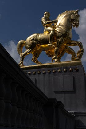 Trump administration covers Washington s Arts of War statues in gold leaf WASHINGTON, D.C., UNITED STATES - AUGUST 17: The Arts of War equestrian statues, newly covered in gold leaf, are seen at Arlington Memorial Bridge near the Lincoln Memorial in Washington, D.C., on August 17, 2026. The Trump administration has ordered a $5.1 million restoration project to regild the two Arts of War statues, along with the nearby Arts of Peace companion statues. The four statues are being restored under a project overseen by the U.S. Department of the Interior. Mehmet Eser Anadolu Washington United States. Editorial use only. Please get in touch for any other usage.  Copyright: x2026xAnadoluxMehmetxEserx