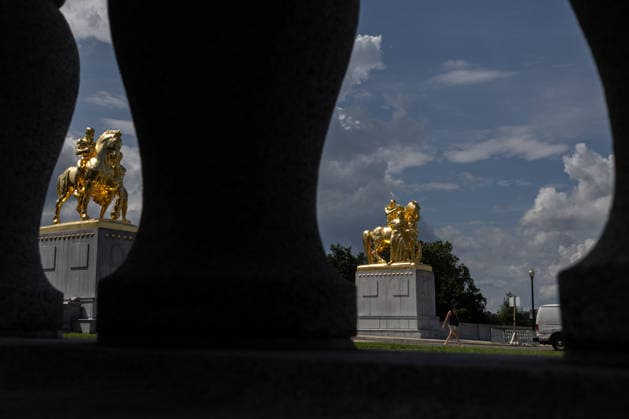 Trump administration covers Washington s Arts of War statues in gold leaf WASHINGTON, D.C., UNITED STATES - AUGUST 17: The Arts of War equestrian statues, newly covered in gold leaf, are seen at Arlington Memorial Bridge near the Lincoln Memorial in Washington, D.C., on August 17, 2026. The Trump administration has ordered a $5.1 million restoration project to regild the two Arts of War statues, along with the nearby Arts of Peace companion statues. The four statues are being restored under a project overseen by the U.S. Department of the Interior. Mehmet Eser Anadolu Washington United States. Editorial use only. Please get in touch for any other usage.  Copyright: x2026xAnadoluxMehmetxEserx