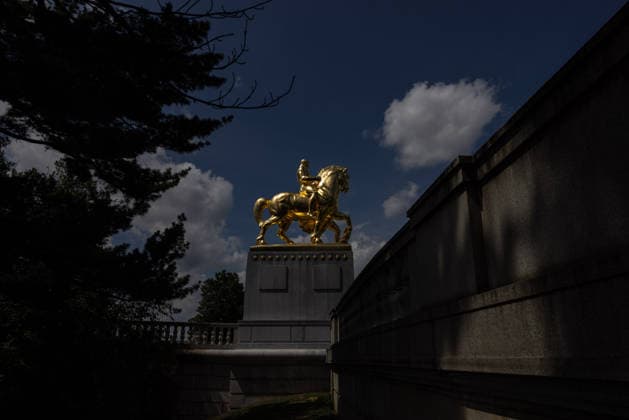 Trump administration covers Washington s Arts of War statues in gold leaf WASHINGTON, D.C., UNITED STATES - AUGUST 17: The Arts of War equestrian statues, newly covered in gold leaf, are seen at Arlington Memorial Bridge near the Lincoln Memorial in Washington, D.C., on August 17, 2026. The Trump administration has ordered a $5.1 million restoration project to regild the two Arts of War statues, along with the nearby Arts of Peace companion statues. The four statues are being restored under a project overseen by the U.S. Department of the Interior. Mehmet Eser Anadolu Washington United States. Editorial use only. Please get in touch for any other usage.  Copyright: x2026xAnadoluxMehmetxEserx