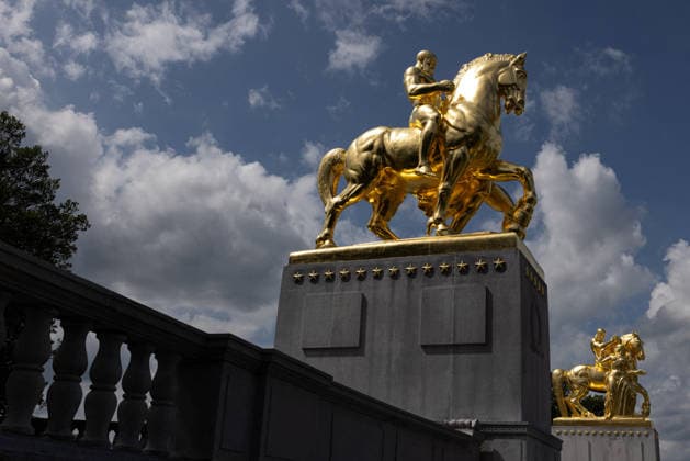 Trump administration covers Washington s Arts of War statues in gold leaf WASHINGTON, D.C., UNITED STATES - AUGUST 17: The Arts of War equestrian statues, newly covered in gold leaf, are seen at Arlington Memorial Bridge near the Lincoln Memorial in Washington, D.C., on August 17, 2026. The Trump administration has ordered a $5.1 million restoration project to regild the two Arts of War statues, along with the nearby Arts of Peace companion statues. The four statues are being restored under a project overseen by the U.S. Department of the Interior. Mehmet Eser Anadolu Washington United States. Editorial use only. Please get in touch for any other usage.  Copyright: x2026xAnadoluxMehmetxEserx