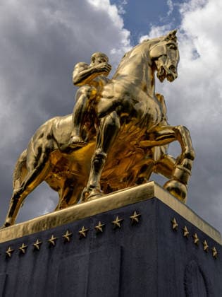Trump administration covers Washington s Arts of War statues in gold leaf WASHINGTON, D.C., UNITED STATES - AUGUST 17: The Arts of War equestrian statues, newly covered in gold leaf, are seen at Arlington Memorial Bridge near the Lincoln Memorial in Washington, D.C., on August 17, 2026. The Trump administration has ordered a $5.1 million restoration project to regild the two Arts of War statues, along with the nearby Arts of Peace companion statues. The four statues are being restored under a project overseen by the U.S. Department of the Interior. Mehmet Eser Anadolu Washington United States. Editorial use only. Please get in touch for any other usage.  Copyright: x2026xAnadoluxMehmetxEserx