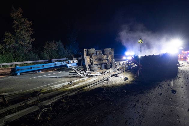 A2: Unfassbar großes Schadensbild nach Unfall mit Schwertransporter bei Kamen - A2 beidseitig sehr lange gesperrt 7aIMG: 0569956 A2: Unfassbar großes Schadensbild nach Unfall mit Schwertransporter bei Kamen - A2 beidseitig sehr lange gesperrtNordrhein-Westfalen, Kamen *** A2: Unbelievably Extensive Damage Following Accident Involving Heavy-Haul Truck Near Kamen; A2 Closed in Both Directions for an Extended Period 7aIMG 0569956 A2: Unbelievably Extensive Damage Following Accident Involving Heavy-Haul Truck Near Kamen; A2 Closed in Both Directions for an Extended Period North Rhine-Westphalia, Kamen Copyright: 7aktuell.dex xMarcxGruber 0569956 20260818_7a_express_20260818_8456_569956