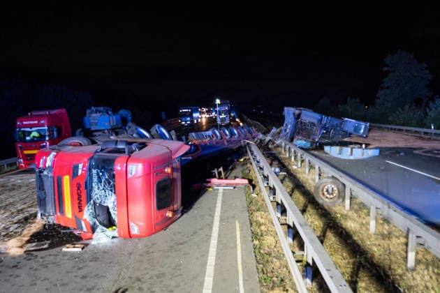 A2: Unfassbar großes Schadensbild nach Unfall mit Schwertransporter bei Kamen - A2 beidseitig sehr lange gesperrt 7aIMG: 0569957 A2: Unfassbar großes Schadensbild nach Unfall mit Schwertransporter bei Kamen - A2 beidseitig sehr lange gesperrtNordrhein-Westfalen, Kamen *** A2: Unbelievably Extensive Damage Following an Accident Involving a Heavy-Haul Truck Near Kamen; A2 Closed in Both Directions for a Very Long Time 7aIMG 0569957 A2: Unbelievably Extensive Damage Following an Accident Involving a Heavy-Haul Truck Near Kamen; A2 Closed in Both Directions for a Very Long Time North Rhine-Westphalia, Kamen Copyright: 7aktuell.dex xMarcxGruber 0569957 20260818_7a_express_20260818_8456_569957