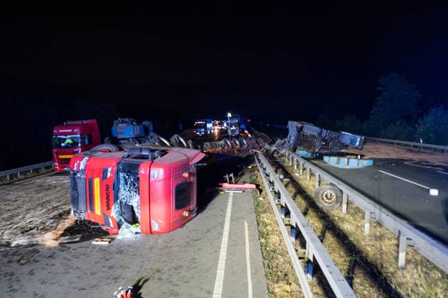 A2: Unfassbar großes Schadensbild nach Unfall mit Schwertransporter bei Kamen - A2 beidseitig sehr lange gesperrt 7aIMG: 0569959 A2: Unfassbar großes Schadensbild nach Unfall mit Schwertransporter bei Kamen - A2 beidseitig sehr lange gesperrtNordrhein-Westfalen, Kamen *** A2: Unbelievably extensive damage following an accident involving a heavy-haul truck near Kamen; A2 closed in both directions for a very long time 7aIMG 0569959 A2: Unbelievably extensive damage following an accident involving a heavy-haul truck near Kamen; A2 closed in both directions for a very long time North Rhine-Westphalia, Kamen Copyright: 7aktuell.dex xMarcxGruber 0569959 20260818_7a_express_20260818_8456_569959