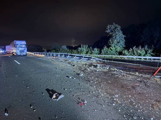 A2: Unfassbar großes Schadensbild nach Unfall mit Schwertransporter bei Kamen - A2 beidseitig sehr lange gesperrt 7aIMG: 0569960 A2: Unfassbar großes Schadensbild nach Unfall mit Schwertransporter bei Kamen - A2 beidseitig sehr lange gesperrtNordrhein-Westfalen, Kamen *** A2: Inconceivably Extensive Damage Following Accident Involving Heavy-Haul Truck Near Kamen; A2 Closed in Both Directions for an Extended Period 7aIMG 0569960 A2: Inconceivably Extensive Damage Following Accident Involving Heavy-Haul Truck Near Kamen; A2 Closed in Both Directions for an Extended Period North Rhine-Westphalia, Kamen Copyright: 7aktuell.dex xMarcxGruber 0569960 20260818_7a_express_20260818_8456_569960