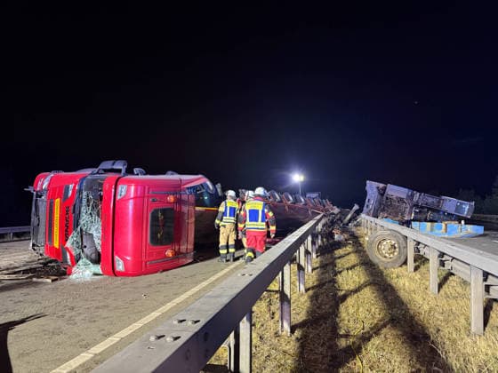 A2: Unfassbar großes Schadensbild nach Unfall mit Schwertransporter bei Kamen - A2 beidseitig sehr lange gesperrt 7aIMG: 0569964 A2: Unfassbar großes Schadensbild nach Unfall mit Schwertransporter bei Kamen - A2 beidseitig sehr lange gesperrtNordrhein-Westfalen, Kamen *** A2: Unbelievably extensive damage following an accident involving a heavy-haul truck near Kamen; A2 closed in both directions for a very long time 7aIMG 0569964 A2: Unbelievably extensive damage following an accident involving a heavy-haul truck near Kamen; A2 closed in both directions for a very long time North Rhine-Westphalia, Kamen Copyright: 7aktuell.dex xMarcxGruber 0569964 20260818_7a_express_20260818_8456_569964