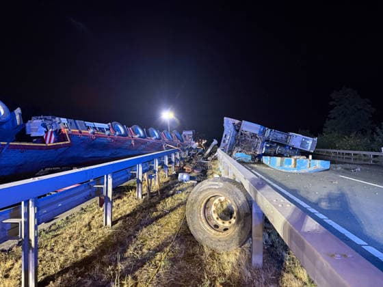 A2: Unfassbar großes Schadensbild nach Unfall mit Schwertransporter bei Kamen - A2 beidseitig sehr lange gesperrt 7aIMG: 0569965 A2: Unfassbar großes Schadensbild nach Unfall mit Schwertransporter bei Kamen - A2 beidseitig sehr lange gesperrtNordrhein-Westfalen, Kamen *** A2: Unbelievably Extensive Damage Following Accident Involving a Heavy-Haul Truck Near Kamen; A2 Closed in Both Directions for an Extended Period 7aIMG 0569965 A2: Unbelievably Extensive Damage Following Accident Involving a Heavy-Haul Truck Near Kamen; A2 Closed in Both Directions for an Extended Period North Rhine-Westphalia, Kamen Copyright: 7aktuell.dex xMarcxGruber 0569965 20260818_7a_express_20260818_8456_569965