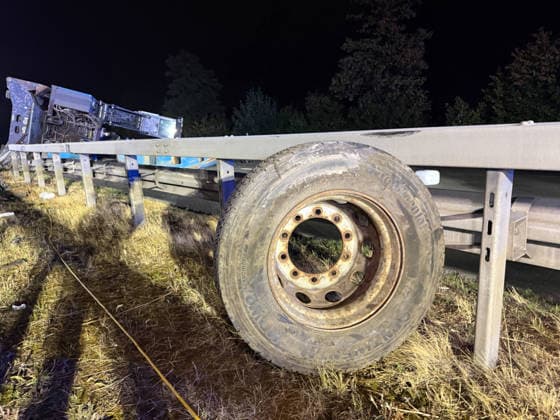 A2: Unfassbar großes Schadensbild nach Unfall mit Schwertransporter bei Kamen - A2 beidseitig sehr lange gesperrt 7aIMG: 0569966 A2: Unfassbar großes Schadensbild nach Unfall mit Schwertransporter bei Kamen - A2 beidseitig sehr lange gesperrtNordrhein-Westfalen, Kamen *** A2: Unbelievably extensive damage following an accident involving a heavy-haul truck near Kamen; A2 closed in both directions for a very long time 7aIMG 0569966 A2: Unbelievably extensive damage following an accident involving a heavy-haul truck near Kamen; A2 closed in both directions for a very long time North Rhine-Westphalia, Kamen Copyright: 7aktuell.dex xMarcxGruber 0569966 20260818_7a_express_20260818_8456_569966