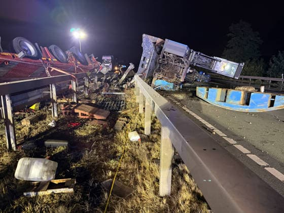 A2: Unfassbar großes Schadensbild nach Unfall mit Schwertransporter bei Kamen - A2 beidseitig sehr lange gesperrt 7aIMG: 0569967 A2: Unfassbar großes Schadensbild nach Unfall mit Schwertransporter bei Kamen - A2 beidseitig sehr lange gesperrtNordrhein-Westfalen, Kamen *** A2: Unbelievably extensive damage following an accident involving a heavy-haul truck near Kamen; A2 closed in both directions for a very long time 7aIMG 0569967 A2: Unbelievably extensive damage following an accident involving a heavy-haul truck near Kamen; A2 closed in both directions for a very long time North Rhine-Westphalia, Kamen Copyright: 7aktuell.dex xMarcxGruber 0569967 20260818_7a_express_20260818_8456_569967