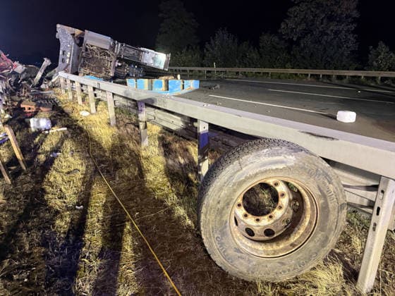 A2: Unfassbar großes Schadensbild nach Unfall mit Schwertransporter bei Kamen - A2 beidseitig sehr lange gesperrt 7aIMG: 0569968 A2: Unfassbar großes Schadensbild nach Unfall mit Schwertransporter bei Kamen - A2 beidseitig sehr lange gesperrtNordrhein-Westfalen, Kamen *** A2: Unbelievably extensive damage following an accident involving a heavy-haul truck near Kamen; A2 closed in both directions for a very long time 7aIMG 0569968 A2: Unbelievably extensive damage following an accident involving a heavy-haul truck near Kamen; A2 closed in both directions for a very long time North Rhine-Westphalia, Kamen Copyright: 7aktuell.dex xMarcxGruber 0569968 20260818_7a_express_20260818_8456_569968