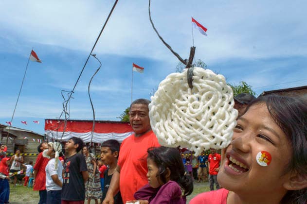 Indonesia s 81st Independence Day Festive Determination - Medan Children from Neighborhood IV in Karang Sari village, Medan Polonia, Medan, North Sumatra, Indonesia, eagerly participated in a Lomba Makan Kerupuk (krupuk-eating contest) during the celebrations for Indonesia s 81st Independence Day. On August 17, 2026, the young participants, adorned with Indonesian flag stickers on their cheeks, reached upward to grab hanging crackers without using their hands, while community festivities continued around them. Photo by Aditya Sutanta ABACAPRESS.COM Medan Indonesia  Copyright: xAdityaxSutanta ABACAx