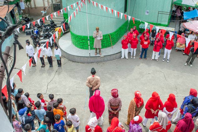 Indonesia s 81st Independence Day Festive Determination - Medan Residents and children of Indonesia gathered to attend a flag-raising ceremony in celebration of the 81st Independence Day of the Republic of Indonesia in Aur Village, located in the Deli River bank area of Medan, North Sumatra, on Monday, August 17, 2026. During the event, ceremony leader Syafri Tanjung read the Deli River Declaration of Independence, which emphasized the community s commitment to environmental preservation, local unity, and social justice within the Deli River ecosystem. Photo by Aditya Sutanta ABACAPRESS.COM Medan Indonesia  Copyright: xAdityaxSutanta ABACAx