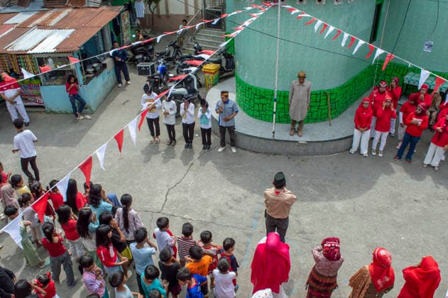 Indonesia s 81st Independence Day Festive Determination - Medan Residents and children of Indonesia gathered to attend a flag-raising ceremony in celebration of the 81st Independence Day of the Republic of Indonesia in Aur Village, located in the Deli River bank area of Medan, North Sumatra, on Monday, August 17, 2026. During the event, ceremony leader Syafri Tanjung read the Deli River Declaration of Independence, which emphasized the community s commitment to environmental preservation, local unity, and social justice within the Deli River ecosystem. Photo by Aditya Sutanta ABACAPRESS.COM Medan Indonesia  Copyright: xAdityaxSutanta ABACAx