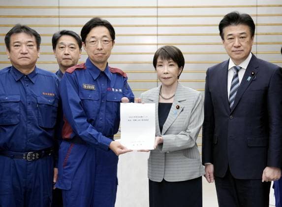 News Bilder des Tages Japan PM meets with governor of quake-hit Kumamoto Pref. Japanese Prime Minister Sanae Takaichi (2nd from R) receives a host of demands -- including financial support -- from Kumamoto Gov. Takashi Kimura (3rd from R) at the premier s office in Tokyo on Aug. 18, 2026, after some regions in the southwestern Japan prefecture were devastated by a powerful earthquake on July 28.  A14AA0005626147P
