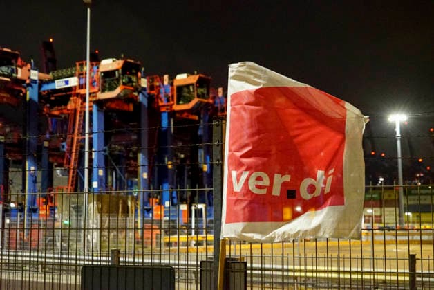 CNTV VERDI- Alles vorbereitet Rot Weisse Ver.di Fahnen haengen am Hamburger Hafen Burchardkai Containerterminal zum Warnstreik der Hafenarbeiter Bescharftigten In der Nacht am 17.AUGUST 2026 im Hamburg Hafen Motto 24 Stunden 3 Schichten Warnstreik Tarifrunde Seehaefen ver.di ruft zu Warnstreik im Hamburger Hafen zu einem 24-stuendigen Warnstreik mit Beginn der Nachtschicht auf Hamburg Deutschland *** CNTV VERDI Everything is ready. Red and white VERDI flags are hanging at the Burchardkai Container Terminal in the Port of Hamburg for the warning strike by port workers and employees. On the night of August 17, 2026, in the Port of Hamburg. Slogan: 24-hour, 3-shift warning strike during collective bargaining for seaports—VERDI calls for a w