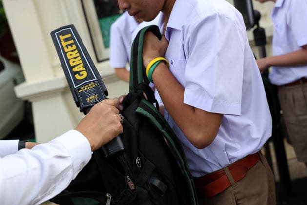 Thai schools tighten security after deadly shooting BANGKOK, THAILAND - AUGUST 18: A staff member inspects a student s bag for weapons with a metal detector at the entrance to a school in Bangkok, Thailand, on August 18, 2026. Following a deadly school shooting on August 7, Thailand s government pledged tougher gun controls and made school safety a national priority, with schools stepping up weapons screening and other security measures. Valeria Mongelli Anadolu Banghok Thailand. Editorial use only. Please get in touch for any other usage.  Copyright: x2026xAnadoluxValeriaxMongellix