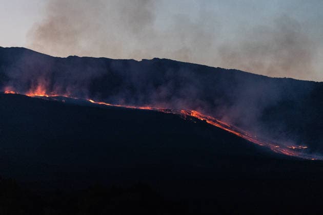 Mount Etna Eruption Continues - Italy Mount Etna: The lava flow from the new vent over the Valle del Bove, as seen from Monte Pomiciaro, Italy on August 17, 2026. Photo by Francesco Enriquez IPA ABACAPRESS.COM Catania Italy  Copyright: xIPA ABACAx