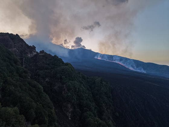 Mount Etna Eruption Continues - Italy Mount Etna: The lava flow from the new vent over the Valle del Bove, as seen from Monte Pomiciaro, Italy on August 17, 2026. Photo by Francesco Enriquez IPA ABACAPRESS.COM Catania Italy  Copyright: xIPA ABACAx