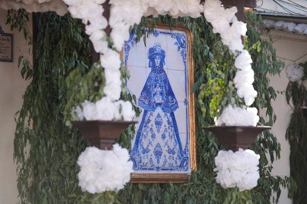 El Rocío Decorates Its Streets to Bid Farewell to the Virgin Images of the preparations in the village of El Rocío August 18, 2026, in El Rocío, Almonte, Huelva, Andalusia The village of El Rocío is already preparing for one of its most eagerly anticipated events. Residents are working on the traditional decoration of the streets with paper flowers, arches, and structures adorned with rosemary in anticipation of the Virgin’s upcoming departure from her sanctuary. On August 19, La Pastora will begin her journey to Almonte, where she will remain for nine months before returning to the village. August 18, 2026 Joaquí Huelva, Andalusia, Huelva, Andalusia, Spain  Copyright: xJoaquinxCorcherox 7719278