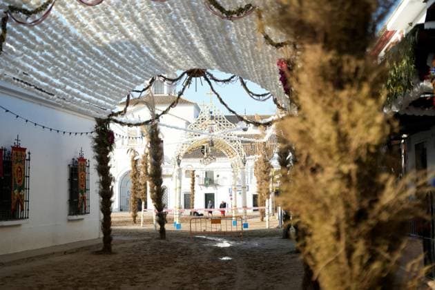 El Rocío Decorates Its Streets to Bid Farewell to the Virgin: Images of the Preparations in the Village of El Rocío August 18, 2026, in El Rocío, Almonte, Huelva, Andalusia The village of El Rocío is already preparing for one of its most eagerly anticipated moments. Residents are working on the traditional decoration of the streets with paper flowers, arches, and structures adorned with rosemary in anticipation of the Virgin’s upcoming departure from her sanctuary. On August 19, La Pastora will begin her journey to Almonte, where she will remain for nine months before returning to the village. August 18, 2026 Joaquí Huelva, Andalusia, Huelva, Andalusia, Spain  Copyright: xJoaquinxCorcherox 7719306