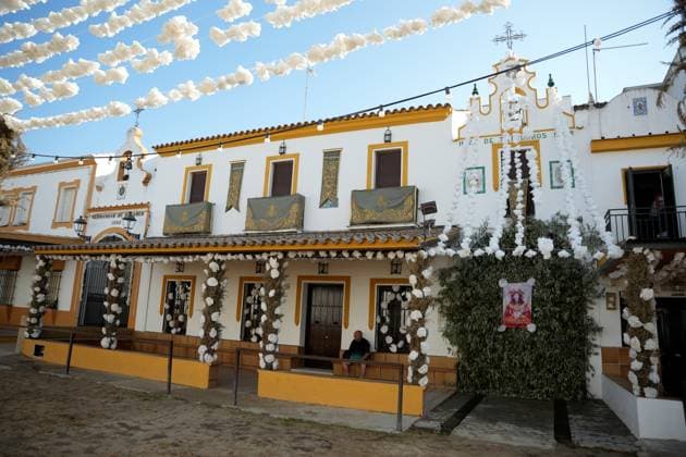 El Rocío Decorates Its Streets to Bid Farewell to the Virgin: Images of the Preparations in the Village of El Rocío August 18, 2026, in El Rocío, Almonte, Huelva, Andalusia The village of El Rocío is already preparing for one of its most eagerly awaited moments. Residents are working on the traditional decoration of the streets with paper flowers, arches, and structures adorned with rosemary in anticipation of the Virgin’s upcoming departure from her sanctuary. On August 19, La Pastora will begin her journey to Almonte, where she will remain for nine months before returning to the village. AUGUST 18, 2026 Joaquí Huelva, Andalusia, Huelva, Andalusia, Spain  Copyright: xJoaquinxCorcherox 7719288