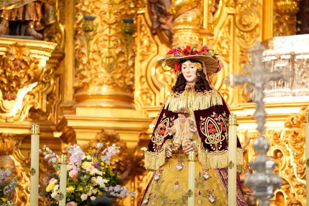 El Rocío Decorates Its Streets to Bid Farewell to the Virgin: The Virgin of El Rocío, dressed as a shepherdess, is being prepared for her procession to the town of Almonte. August 18, 2026, in El Rocío, Almonte, Huelva, Andalusia The village of El Rocío is already preparing for one of its most eagerly anticipated events. Residents are working on the traditional decoration of the streets with paper flowers, arches, and structures adorned with rosemary in anticipation of the Virgin’s upcoming departure from her sanctuary. On August 19, La Pastora will begin her journey to Almonte, where she will remain for nine months before returning to the village. AUGUST 18, 2026 Joaquí Huelva, Andalusia, Huelva, Andalusia, Spain  Copyright: xJoaquinxCorcherox 7719313