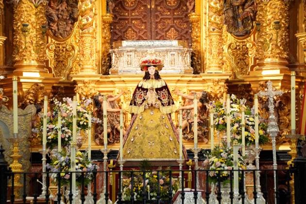 El Rocío Decorates Its Streets to Bid Farewell to the Virgin: The Virgin of El Rocío, dressed as a shepherdess, is being prepared for her procession to the town of Almonte. August 18, 2026, in El Rocío, Almonte, Huelva, Andalusia The village of El Rocío is already preparing for one of its most eagerly anticipated events. Residents are working on the traditional decoration of the streets with paper flowers, arches, and structures adorned with rosemary in anticipation of the Virgin’s upcoming departure from her sanctuary. On August 19, La Pastora will begin her journey to Almonte, where she will remain for nine months before returning to the village. AUGUST 18, 2026 Joaquí Huelva, Andalusia, Huelva, Andalusia, Spain  Copyright: xJoaquinxCorcherox 7719317