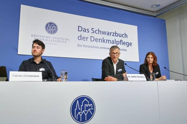 Berlin, Deutschland, 18.08.2026: Haus der Bundespressekonferenz: PK: Deutsche Stiftung Denkmalschutz, Das Schwarzbuch der Denkmalpflege - ein Verzeichnis verlorener Geschichte: L-R: Fabian Christmann, Steffen Skudelny, Vorstand und Eva Masthoff *** Berlin, Germany, August 18, 2026, Federal Press Conference Center, Press Conference of the German Foundation for the Preservation of Historical Monuments, *The Black Book of Historic Preservation: A Catalog of Lost History*, L R Fabian Christmann, Steffen Skudelny, Board Member, and Eva Masthoff Copyright: xdtsxNachrichtenagenturx dts_130372