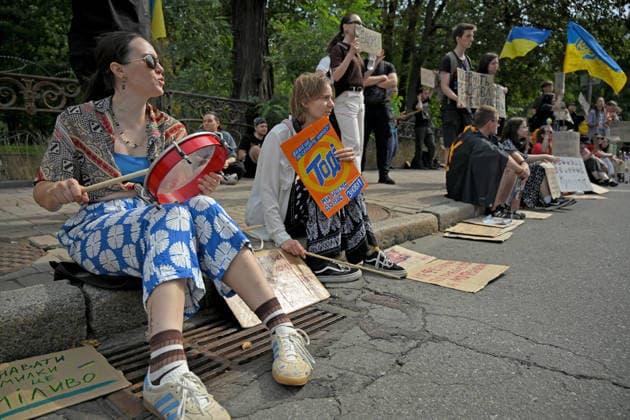 Supporters of former Defence Minister Mykhailo Fedorov rally outside the Ukrainian Parliament building in Kyiv, Ukraine, August 18, 2026. Protesters greeted MPs returning to work after a month-long break with demands to reinstate the former Defence Minister to continue the defence and anti-corruption reforms he initiated. Demonstrations in the capital and other Ukrainian cities have been ongoing for the 32nd consecutive day since Fedorov’s dismissal on July 15. (Photo by Yevhen Kotenko Ukrinform) Supporters of former Ukrainian Defence Minister rally at Verkhovna Rada  Copyright: xYevhenxKotenkox