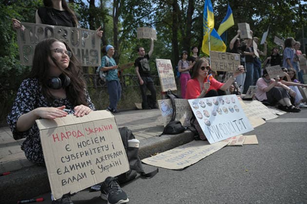 Supporters of former Defence Minister Mykhailo Fedorov rally outside the Ukrainian Parliament building in Kyiv, Ukraine, August 18, 2026. Protesters greeted MPs returning to work after a month-long break with demands to reinstate the former Defence Minister to continue the defence and anti-corruption reforms he initiated. Demonstrations in the capital and other Ukrainian cities have been ongoing for the 32nd consecutive day since Fedorov’s dismissal on July 15. (Photo by Yevhen Kotenko Ukrinform) Supporters of former Ukrainian Defence Minister rally at Verkhovna Rada  Copyright: xYevhenxKotenkox