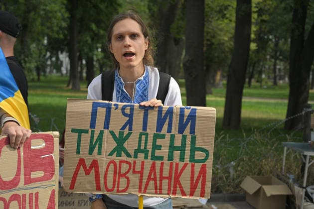 A demonstrator holds a placard reading Fifth Week of Quiet Game during a rally of supporters of former Defence Minister Mykhailo Fedorov outside the Ukrainian Parliament building in Kyiv, Ukraine, August 18, 2026. Protesters greeted MPs returning to work after a month-long break with demands to reinstate the former Defence Minister to continue the defence and anti-corruption reforms he initiated. Demonstrations in the capital and other Ukrainian cities have been ongoing for the 32nd consecutive day since Fedorov’s dismissal on July 15. (Photo by Yevhen Kotenko Ukrinform) Supporters of former Ukrainian Defence Minister rally at Verkhovna Rada  Copyright: xYevhenxKotenkox