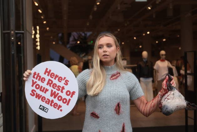 . 18 08 2026. London, United Kingdom. Peta Protest HM. Outside H&M s Regent Street store on Tuesday, a PETA supporter wearing bloodied faux-wool clothing displays a realistic severed sheep head holding a sign reading Here s the Rest of Your Wool Sweater! Wear Vegan! as the animal protection group calls on H&M to end its sale of wool.  xMartynxWheatleyx xi-Imagesx IIM-26951-0003