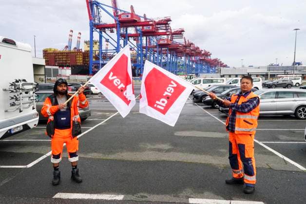 CNTV VERDI- Streikende Mitarbeiter mit Rot Weisse Ver.di Fahnen im Hamburger Hafen Hamburger Hafen am Burchardkai Containerterminal Warnstreik der Hafenarbeiter Beschaeftigten am Tag 18.AUGUST 2026 im Hamburg Hafen Motto 24 Stunden 3 Schichten Warnstreik Tarifrunde Seehaefen ver.di ruft zu Warnstreik im Hamburger Hafen zu einem 24-stuendigen Warnstreik Hamburg Deutschland *** CNTV VERDI Striking workers with red-and-white VERDI flags at the Port of Hamburg; Port of Hamburg at the Burchardkai Container Terminal; warning strike by port workers on August 18, 2026, at the Port of Hamburg; slogan: 24 hours, 3 shifts ; warning strike during collective bargaining negotiations for seaports; VERDI VERDI calls for a 24-hour warning strike at the P