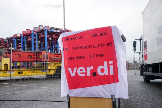 CNTV VERDI- Streikende Mitarbeiter mit Rot Weisse Ver.di Fahnen im Hamburger Hafen Hamburger Hafen am Burchardkai Containerterminal Warnstreik der Hafenarbeiter Beschaeftigten am Tag 18.AUGUST 2026 im Hamburg Hafen Motto 24 Stunden 3 Schichten Warnstreik Tarifrunde Seehaefen ver.di ruft zu Warnstreik im Hamburger Hafen zu einem 24-stuendigen Warnstreik Hamburg Deutschland *** CNTV VERDI Striking workers with red-and-white VERDI flags at the Port of Hamburg; Port of Hamburg at the Burchardkai Container Terminal; warning strike by port workers on August 18, 2026, at the Port of Hamburg; slogan: 24 hours, 3 shifts ; warning strike during collective bargaining negotiations for seaports—VERDI VERDI calls for a 24-hour warning strike at the Po