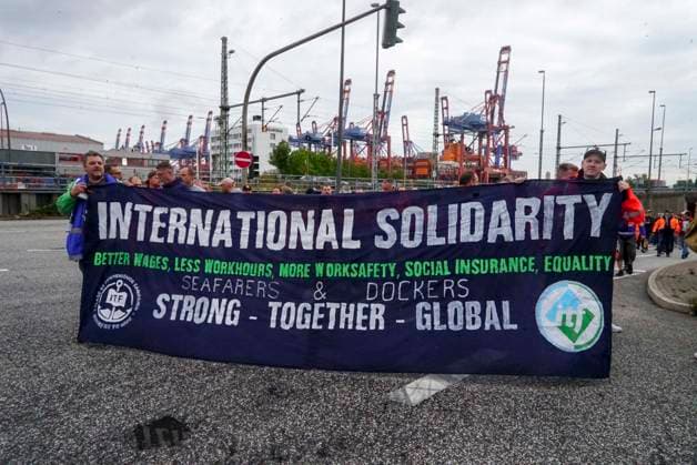 CNTV VERDI- Streikende Mitarbeiter mit Rot Weisse Ver.di Fahnen im Hamburger Hafen Hamburger Hafen am Burchardkai Containerterminal Warnstreik der Hafenarbeiter Beschaeftigten am Tag 18.AUGUST 2026 im Hamburg Hafen Motto 24 Stunden 3 Schichten Warnstreik Tarifrunde Seehaefen ver.di ruft zu Warnstreik im Hamburger Hafen zu einem 24-stuendigen Warnstreik Hamburg Deutschland *** CNTV VERDI Striking workers with red-and-white VERDI flags at the Port of Hamburg; Port of Hamburg at the Burchardkai Container Terminal; warning strike by port workers on August 18, 2026, at the Port of Hamburg; slogan: 24 hours, 3 shifts ; warning strike during collective bargaining negotiations for seaports—VERDI VERDI calls for a 24-hour warning strike at the Po