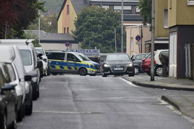 Police seal off Erlenhofstrasse in Cologne after reports of gunshots from attic COLOGNE, GERMANY - AUGUST 18: German police officers secure the cordoned-off perimeter around Erlenhofstrasse during an ongoing armed operation in the Niehl district of Cologne, Germany, on August 18, 2026. Following reports that a man fired gunshots into the air from an attic apartment, numerous police units were dispatched to the scene, shutting down Erlenhofstrasse and surrounding connecting roads to vehicular and pedestrian traffic while urging the public to avoid the area. Kadir Ilboga Anadolu Cologne Germany. Editorial use only. Please get in touch for any other usage.  Copyright: x2026xAnadoluxKadirxIlbogax