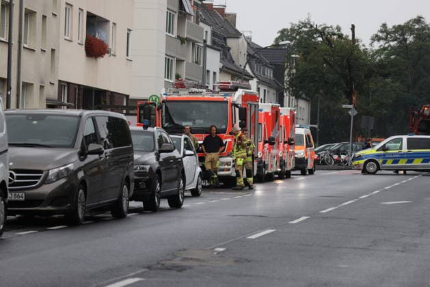 Police seal off Erlenhofstrasse in Cologne after reports of gunshots from attic COLOGNE, GERMANY - AUGUST 18: German police officers secure the cordoned-off perimeter around Erlenhofstrasse during an ongoing armed operation in the Niehl district of Cologne, Germany, on August 18, 2026. Following reports that a man fired gunshots into the air from an attic apartment, numerous police units were dispatched to the scene, shutting down Erlenhofstrasse and surrounding connecting roads to vehicular and pedestrian traffic while urging the public to avoid the area. Kadir Ilboga Anadolu Cologne Germany. Editorial use only. Please get in touch for any other usage.  Copyright: x2026xAnadoluxKadirxIlbogax
