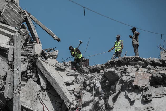 News Bilder des Tages Parts of damaged buildings at risk of collapse removed using rudimentary means in Gaza GAZA CITY, GAZA, PALESTINE - AUGUST 18: Workers are viewed using rudimentary tools to remove parts and roofs of buildings heavily damaged in Israeli attacks and at risk of collapse at the Bureij Refugee Camp in the central Gaza Strip, Palestine on August 18, 2026. The removal work is being carried out by the Ministry of Public Works and Bureij Municipality in cooperation with the Qatar Committee. Amid shortages of necessary equipment due to the blockade and war, the efforts aim to reduce the danger posed by damaged structures and ensure the safety of residents. Moiz Salhi Anadolu Gaza City Gaza. Editorial use only. Please get in touch for any other usag  Copyright: x2026xAnadoluxMoizxSalhix