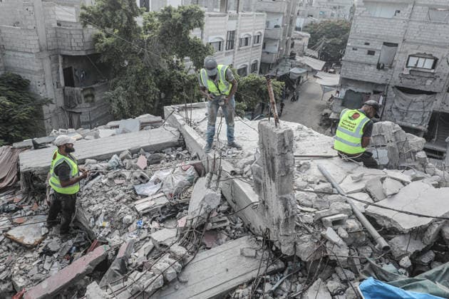 Parts of damaged buildings at risk of collapse removed using rudimentary means in Gaza GAZA CITY, GAZA, PALESTINE - AUGUST 18: Workers are viewed using rudimentary tools to remove parts and roofs of buildings heavily damaged in Israeli attacks and at risk of collapse at the Bureij Refugee Camp in the central Gaza Strip, Palestine on August 18, 2026. The removal work is being carried out by the Ministry of Public Works and Bureij Municipality in cooperation with the Qatar Committee. Amid shortages of necessary equipment due to the blockade and war, the efforts aim to reduce the danger posed by damaged structures and ensure the safety of residents. Moiz Salhi Anadolu Gaza City Gaza. Editorial use only. Please get in touch for any other usag  Copyright: x2026xAnadoluxMoizxSalhix