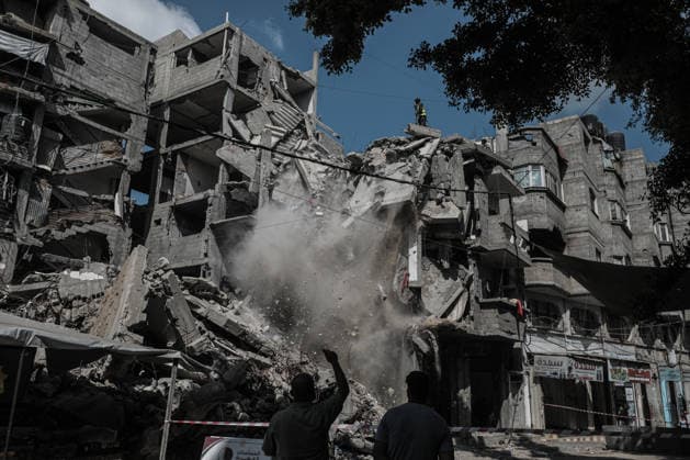 Parts of damaged buildings at risk of collapse removed using rudimentary means in Gaza GAZA CITY, GAZA, PALESTINE - AUGUST 18: Workers are viewed using rudimentary tools to remove parts and roofs of buildings heavily damaged in Israeli attacks and at risk of collapse at the Bureij Refugee Camp in the central Gaza Strip, Palestine on August 18, 2026. The removal work is being carried out by the Ministry of Public Works and Bureij Municipality in cooperation with the Qatar Committee. Amid shortages of necessary equipment due to the blockade and war, the efforts aim to reduce the danger posed by damaged structures and ensure the safety of residents. Moiz Salhi Anadolu Gaza City Gaza. Editorial use only. Please get in touch for any other usag  Copyright: x2026xAnadoluxMoizxSalhix
