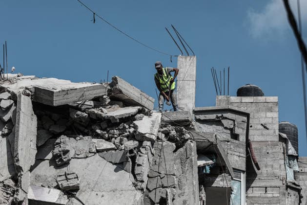 Parts of damaged buildings at risk of collapse removed using rudimentary means in Gaza GAZA CITY, GAZA, PALESTINE - AUGUST 18: Workers are viewed using rudimentary tools to remove parts and roofs of buildings heavily damaged in Israeli attacks and at risk of collapse at the Bureij Refugee Camp in the central Gaza Strip, Palestine on August 18, 2026. The removal work is being carried out by the Ministry of Public Works and Bureij Municipality in cooperation with the Qatar Committee. Amid shortages of necessary equipment due to the blockade and war, the efforts aim to reduce the danger posed by damaged structures and ensure the safety of residents. Moiz Salhi Anadolu Gaza City Gaza. Editorial use only. Please get in touch for any other usag  Copyright: x2026xAnadoluxMoizxSalhix