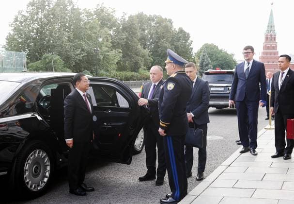 Russia Myanmar 9223603 18.08.2026 Myanmar President Min Aung Hlaing is welcomed by Commandant of the Moscow Kremlin Sergei Udovenko after arriving before his meeting with Russian President Vladimir Putin at the Kremlin in Moscow, Russia. Mikhail Sinitsyn Sputnik Moscow Russia  Copyright: xMikhailxSinitsynx