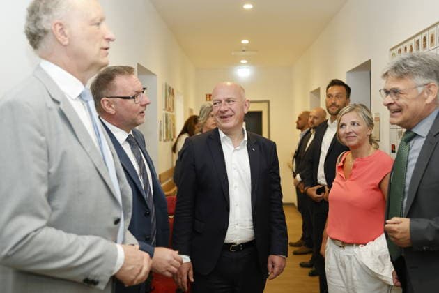 Kai Wegner, Bürgermeister, Dr. Matthias Fichtmüller, Thomas Neubauer, Daniel Klappenbach; Wort-Bild-Termin: 12.30 Uhr, Besuch einer Einrichtung der Oberlinhaus Werkstätten gGmbH, am 18.08.2026 in Berlin, (Oberlinhaus Werkstätten gGmbH), Deutschland *** Kai Wegner, Mayor; Dr. Matthias Fichtmüller; Thomas Neubauer; Daniel Klappenbach; Text, Photo, Event at 12:30 p.m., visit to a facility of Oberlinhaus Werkstätten gGmbH, on August 18, 2026, in Berlin, Oberlinhaus Werkstätten gGmbH, Germany