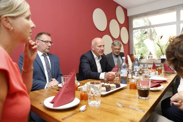 Kai Wegner, Bürgermeister, Dr. Matthias Fichtmüller, Thomas Neubauer, Daniel Klappenbach; Wort-Bild-Termin: 12.30 Uhr, Besuch einer Einrichtung der Oberlinhaus Werkstätten gGmbH, am 18.08.2026 in Berlin, (Oberlinhaus Werkstätten gGmbH), Deutschland *** Kai Wegner, Mayor; Dr. Matthias Fichtmüller; Thomas Neubauer; Daniel Klappenbach; Text, Photo, Event at 12:30 p.m., visit to a facility of Oberlinhaus Werkstätten gGmbH, on August 18, 2026, in Berlin, Oberlinhaus Werkstätten gGmbH, Germany