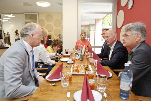 Kai Wegner, Bürgermeister, Dr. Matthias Fichtmüller, Thomas Neubauer, Daniel Klappenbach; Wort-Bild-Termin: 12.30 Uhr, Besuch einer Einrichtung der Oberlinhaus Werkstätten gGmbH, am 18.08.2026 in Berlin, (Oberlinhaus Werkstätten gGmbH), Deutschland *** Kai Wegner, Mayor; Dr. Matthias Fichtmüller; Thomas Neubauer; Daniel Klappenbach; Text, Photo, Event at 12:30 p.m., visit to a facility of Oberlinhaus Werkstätten gGmbH, on August 18, 2026, in Berlin, Oberlinhaus Werkstätten gGmbH, Germany