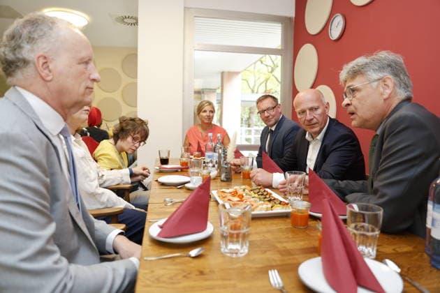 Kai Wegner, Bürgermeister, Dr. Matthias Fichtmüller, Thomas Neubauer, Daniel Klappenbach; Wort-Bild-Termin: 12.30 Uhr, Besuch einer Einrichtung der Oberlinhaus Werkstätten gGmbH, am 18.08.2026 in Berlin, (Oberlinhaus Werkstätten gGmbH), Deutschland *** Kai Wegner, Mayor; Dr. Matthias Fichtmüller; Thomas Neubauer; Daniel Klappenbach; Text, Photo, Event at 12:30 p.m., visit to a facility of Oberlinhaus Werkstätten gGmbH, on August 18, 2026, in Berlin, Oberlinhaus Werkstätten gGmbH, Germany